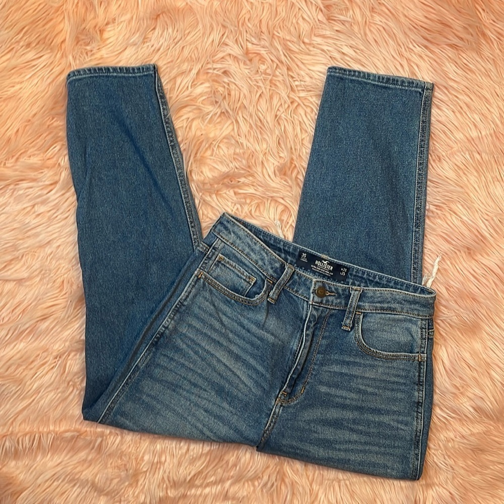 Hollister Ultra High Rise Distressed‎ Mom Jean Size 26W/25L
